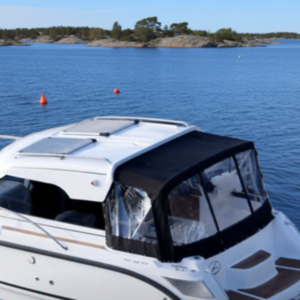 Ett mörkblått båtkapell monterat på en Aquador 24 HT.