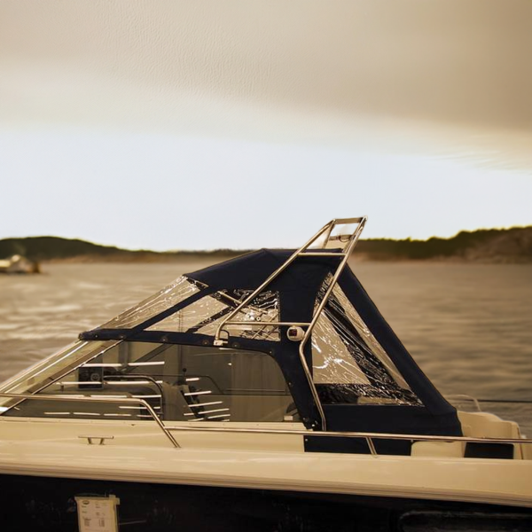 Aquador 25 WA båtkapell i mörkblå Sunbrella-duk. Kapellet täcker aktern på båten.