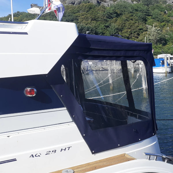 En mørkegrå, 3D-designet bådkaleche monteret på en Aquador 28 HT.