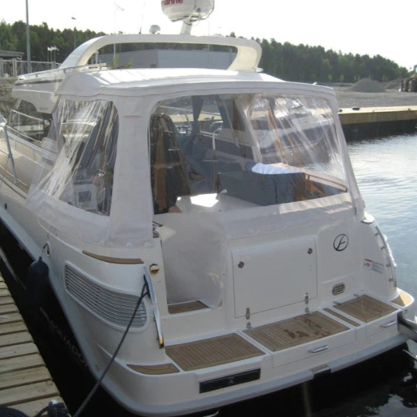 Lysegrå agterkaleche monteret på en Aquador 33 ht