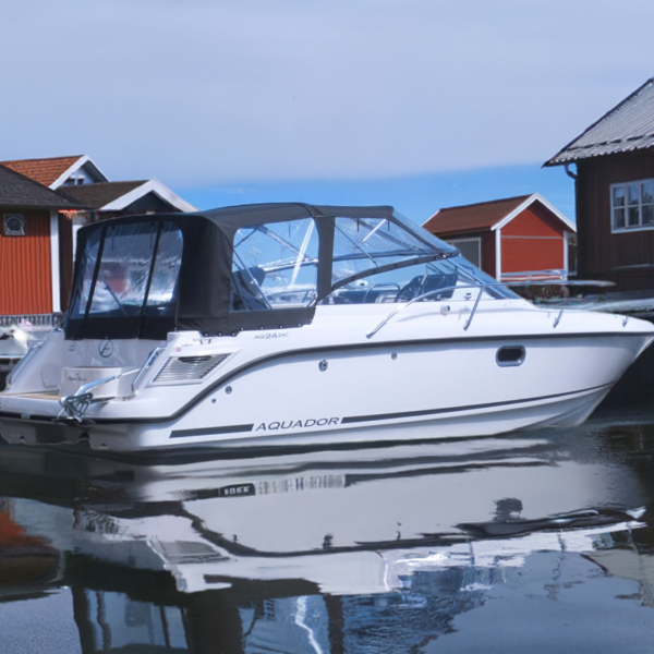 Ett mörkblått båtkapell monterat på en Aquador 24 DC