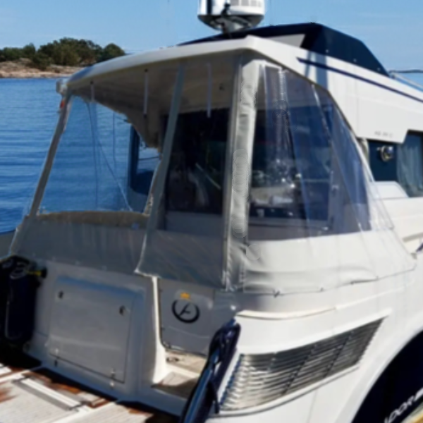 Ljusgrått akterkapell monterat på en Aquador 35 C