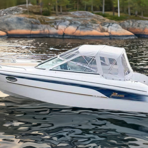 Original akterkapell monterat på en Yamarin 5920 / 59 DC båt.