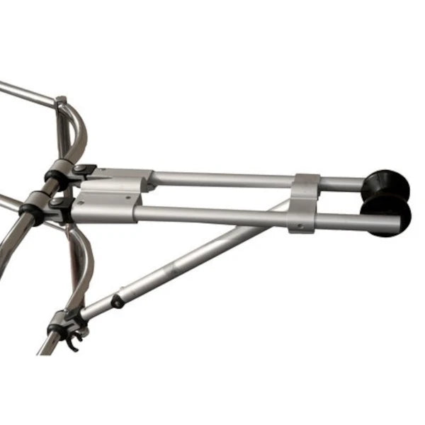 Ankardävert som sitter på pulpit för att visa att ankaret kommer att hänga ner utanför båten