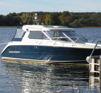 Aquador 22 HT båtkapell i mörkblå Sunbrella-duk, fotograferat på en båt. Kapellet täcker båtens sittbrunn.