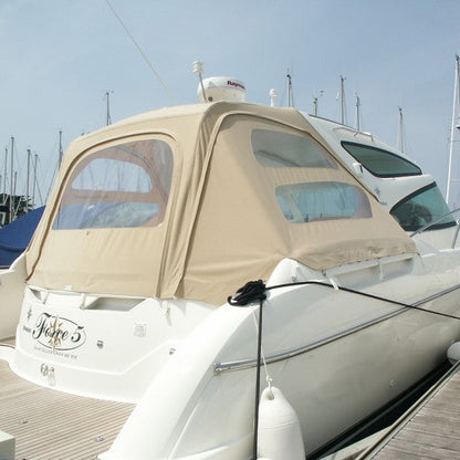 Beige bådkaleche på en Jeanneau Prestige 34, set agterfra.