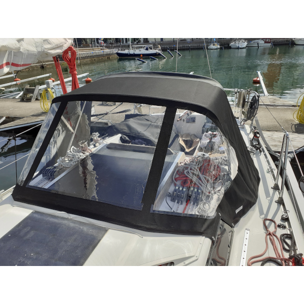 Two Star 36, sprayhood