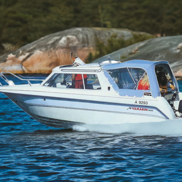En vit Yamarin 5800 med ett blått båtkapell