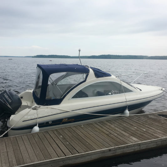 Yamarin 56 ht i mörkblått kapell