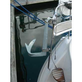 Ankarhållare som håller ett ankare monterat på båten