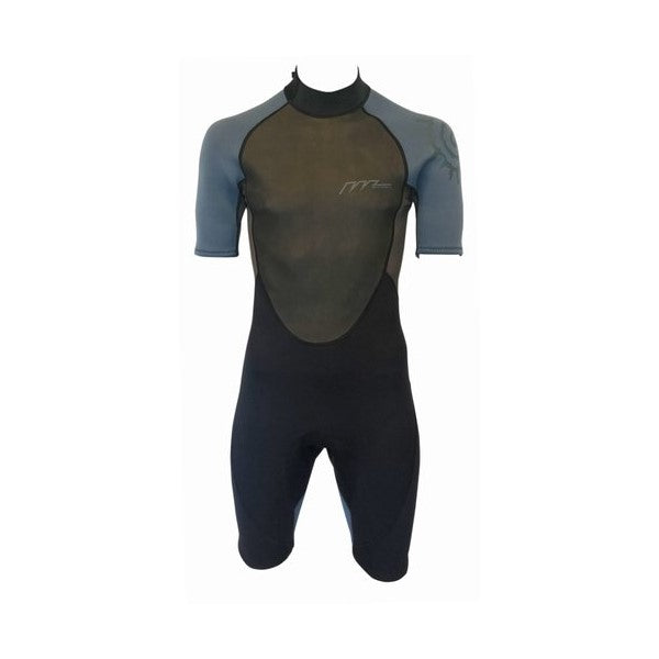 En kort, svart shorty-våtdräkt för herrar, som visar den mjuka Velcrokragen, den robusta dragkedjan och Flatlock-sömmarna. Dräkten har Quadra flexneopren i axlarna och dubbelnylon i underkroppen för hållbarhet.